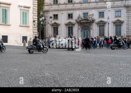 Rom, Italien. 22. NOVEMBER 2019 - Präsident Sergio Mattarella an Quirinale Gebäude Anreise unter Wächter Ende Sicherheit sorveillance Stockfoto