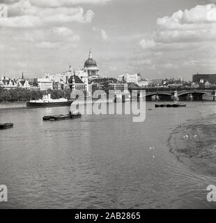 1960er, historisch, London, Blick auf die Themse mit Flusskurve und Blackfriars-Brücke und der Kuppel der St. Paul's Cathedral in der Ferne. Stockfoto