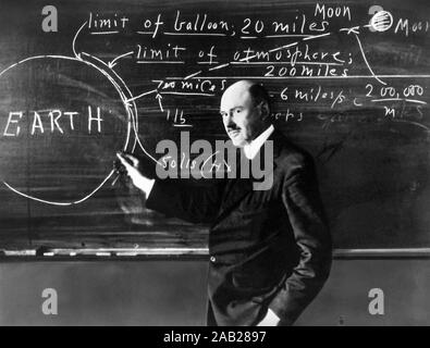 Dr. Robert Hutchings Goddard (1882-1945) auf einer Tafel an der Clark University in Worcester, Massachusetts, 1924. Goddard, ein Erfinder, Wissenschaftler und Professor für Physik an der Clark University, ist als "Vater der modernen Raketentechnik bekannt." Stockfoto