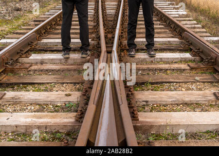 Zwei Eisenbahnunternehmen Scheideweg. Auswahl der richtigen Weg, die Entscheidung. Stockfoto