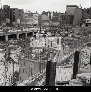 1960, historische, neue Baustelle, Stadt London, England, Großbritannien. Das Bild zeigt die tiefen Fundamente für neue Büroblöcke aus "modernen" Beton, die gebaut werden. Beachten Sie, dass in dieser Ära keiner der Arbeiter auf der riesigen Baustelle "Hardhats" trägt. Stockfoto