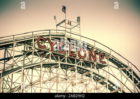 Cyclone Achterbahn, Coney Island, Brooklyn, New York, Vereinigte Staaten von Amerika. Stockfoto