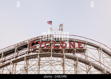 Cyclone Achterbahn, Coney Island, Brooklyn, New York, Vereinigte Staaten von Amerika. Stockfoto