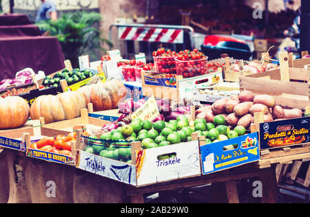 Catania, Sizilien, Italien - August 08, 2018: Verschiedene farbige frische Früchte in der obstmarkt Stockfoto