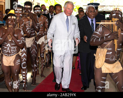 Der Prinz von Wales ist von einer Panflöte Band begrüßt, als er kommt an einem Staatsempfang und Mittagessen im Hotel Mendana in Honiara, bei Tag drei der königlichen Besuch auf den Salomonen. PA-Foto. Bild Datum: Montag, November 25, 2019. Siehe PA Geschichte ROYAL Charles. Photo Credit: Victoria Jones/PA-Kabel Stockfoto