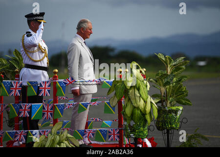 Der Prinz von Wales untersucht den Wachmann am Internationalen Flughafen in Honiara Honiara, wie er sich vorbereitet, Abfahrt nach drei Tag königlicher Besuch auf den Salomonen. PA-Foto. Bild Datum: Montag, November 25, 2019. Siehe PA Geschichte ROYAL Charles. Photo Credit: Victoria Jones/PA-Kabel Stockfoto