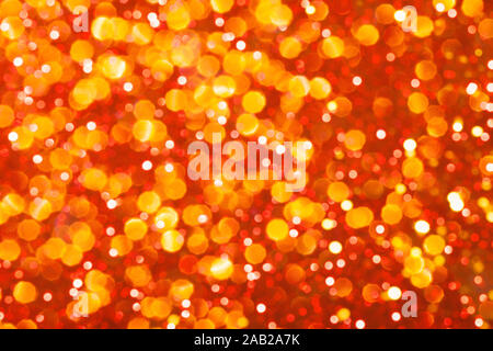 Orange und Rot festliche Hintergrund mit funkelt in das Bokeh. Das Konzept der Feier, der Tag von St. Valentin, Neujahr, Geburtstage, Feierlichkeiten, Veranstaltungen, etc. Stockfoto