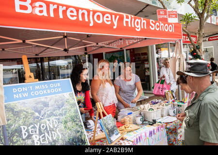 Australische Barrenjoey High School die Schule mit einem der Geldbeschaffung am lokalen Markt in Avalon Beach, Sydney, NSW, Australien Abschaltdruck Stockfoto