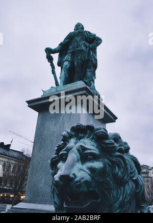 Statue des schwedischen König Karl XIII und der Löwe, der Kungstradgarden, Stockholm, Schweden Stockfoto