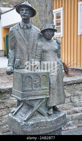 Kalle und Emma, 1985 Bronze Skulptur von singenden Paar am Haupteingang zum Freilichtmuseum Skansen, Djurgården, Stockholm, Schweden Stockfoto