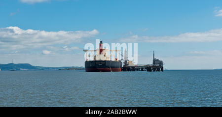 Tanker mit Öl am Hund Punkt Tanker Terminal geladen. In der Inneren Firth von weiter in der Nähe der Her Raliway Brücke entfernt. Schottland Stockfoto