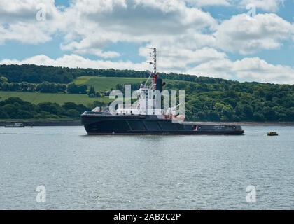 Schlepper für große Schiffe in der Nähe der Förde von Firth Forth Eisenbahnbrücke vertäut. Firth-of-Forth, Schottland Stockfoto