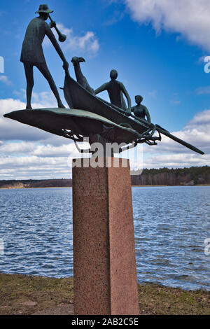 Bronzeplastik von Ruderern (1959, Erik Sand) am Malarensee, Strangnas, Kreis Sodermanland, Schweden Stockfoto