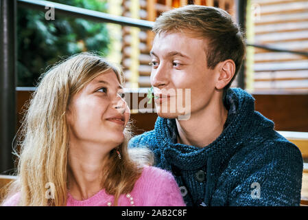 Kerl und ein Mädchen haben das Mittagessen zusammen in einem Café. der Mann und die Frau in ein Restaurant Essen Stockfoto