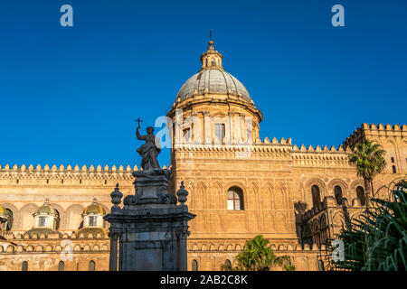 Statue der Heiligen Rosalia der Kathedrale Maria Santissima Assunta, Palermo, Sizilien, Italien, Europa | Statue der Hl. Rosalia vor o Stockfoto