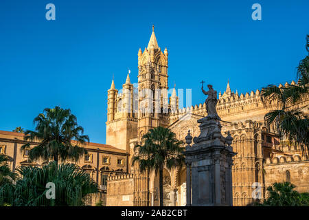 Statue der Heiligen Rosalia der Kathedrale Maria Santissima Assunta, Palermo, Sizilien, Italien, Europa | Statue der Hl. Rosalia vor o Stockfoto