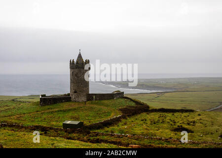 Doonagore Castle in der Nähe von Clare, Westküste, Doolin, Irland Stockfoto