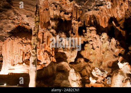 Stalaktiten und Stalagmiten in den Thronsaal in der Cango Caves, in einem Kalkstein Ridge in der Swartberge, Oudtshoorn, Südafrika Stockfoto