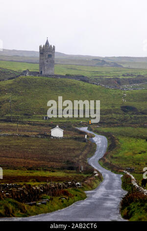 Doonagore Castle in der Nähe von Clare, Westküste, Doolin, Irland Stockfoto