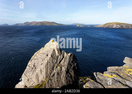 Felsen am Slea Head Drive mit der rauhen Atlantikküste, Halbinsel Dingle, Irland Stockfoto