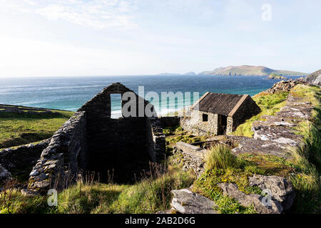 Verlassene Gebäude aus Stein in der Farmer Field, Slea Head Drive mit der rauhen Atlantikküste, Halbinsel Dingle, Irland Stockfoto