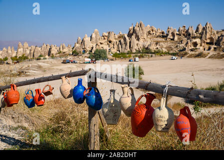 Keramik Keramik und Felsformationen von Bergketten, Täler und Gipfel im Nationalpark Göreme in Kappadokien, Türkei Stockfoto