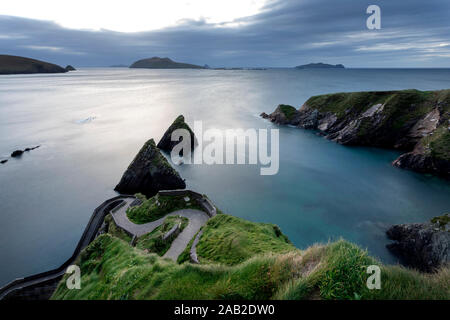 Windige Straße nach Dunquin Harbor, Dunquin, County Kerry, Irland Stockfoto