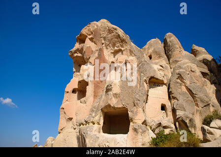 Höhle Häuser in Stein gemeißelt in Göreme, Kappadokien, Türkei Stockfoto