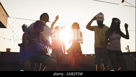 Gruppe von glücklich, Freunde, Party auf dem Dach Stockfoto