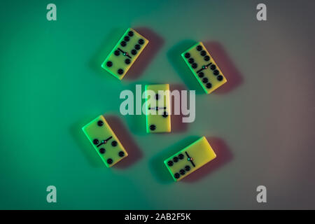 Schöne vintage Domino in der Farbe Licht. Hintergrund banner Textur. Ansicht von oben. Stockfoto