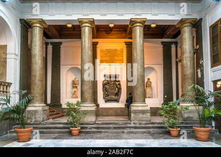 Innenhof im Rathaus Palazzo Pretorio, Palermo, Sizilien, Italien, Europa | Die Praetorian Palace Innenhof, Palermo, Sizilien, Italien, Europa Stockfoto