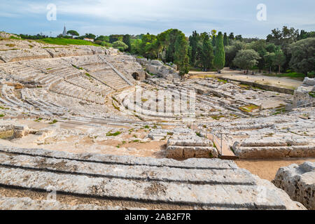 Blick auf Auditorium der antiken griechischen Theater (Teatro Greco) in Syrakus. Sizilien, Italien Stockfoto