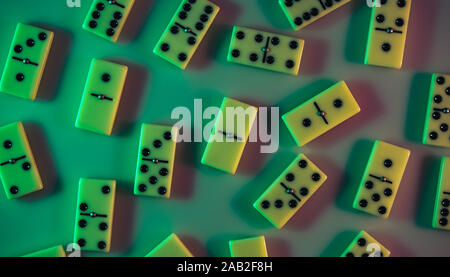 Schöne vintage Domino in der Farbe Licht. Hintergrund banner Textur. Ansicht von oben. Stockfoto