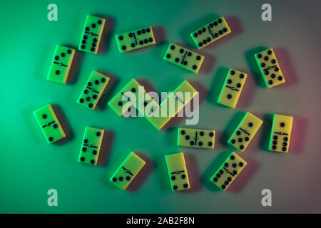 Schöne vintage Domino in der Farbe Licht. Hintergrund banner Textur. Ansicht von oben. Stockfoto