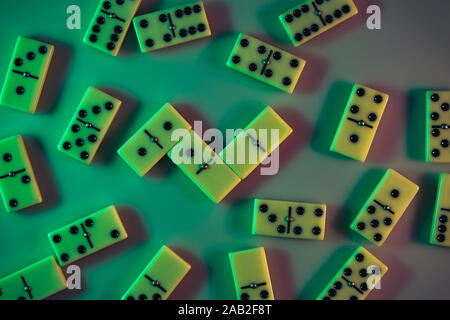 Schöne vintage Domino in der Farbe Licht. Hintergrund banner Textur. Ansicht von oben. Stockfoto