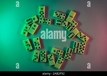 Schöne vintage Domino in der Farbe Licht. Hintergrund banner Textur. Ansicht von oben. Stockfoto