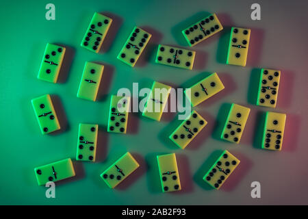 Schöne vintage Domino in der Farbe Licht. Hintergrund banner Textur. Ansicht von oben. Stockfoto