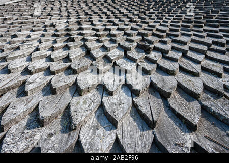 Holz Fliesen Dach eines Hauses an der Wikinger Dorf in Schweden. Skandinavien Stockfoto