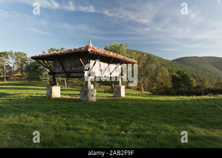 In Asturien sind zwei Typen unterschieden. Die am meisten verbreitete von Ihnen ist ein quadratisches Gebäude, bestehend aus einem hölzernen Kammer, oft mit einem Korridor, Stockfoto