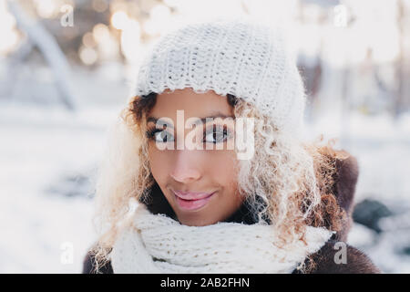 Nahaufnahme Porträt der jungen afro-amerikanische Mädchen mit Hut und Schal in Winter Park. Stockfoto