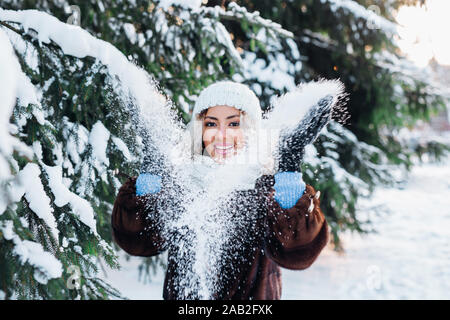 Winter jungen amerikanischen afro Frau Schneesturm in verschneiten Tag im Winter in der Natur Stockfoto