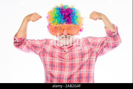 Spaß haben. Lustige Lebensstil. Spaß und Unterhaltung. Comic Großvater Konzept. Netter Witz. Ältere Clown. Man älteren bärtigen fröhliche Person tragen bunte Perücke und Sonnenbrille. Opa immer Spaß. Stockfoto