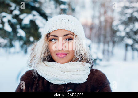 Close-up Portrait von schönen jungen afro-amerikanische Frau im Winter Wald. Winter Stockfoto