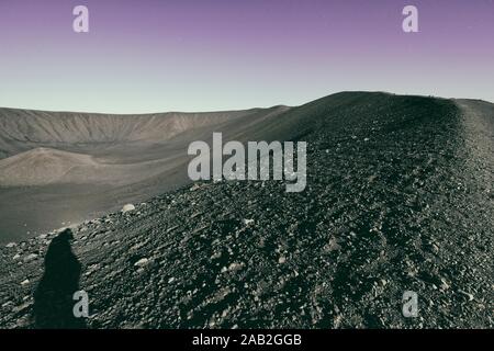 Vulkankrater Hverfjall nahe See Mývatn in Island, einer der größten vulkanischen Krater der Welt mit Durchmesser von fast 800m an der Spitze Stockfoto