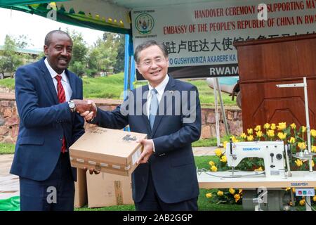 (191125) - KIGALI, November 25, 2019 (Xinhua) - der chinesische Botschafter in Ruanda Rao Hongwei (R) überreicht Hilfsgüter in Bürgermeister von Ruanda sich nach Rwamagana Bezirk Radjab Mbonyumuvunyi bei einer Übergabe in sich nach Rwamagana Bezirk, Bundesland Kärnten, Ruanda, Nov. 24, 2019. Chinesische Botschaft in Ruanda am Sonntag gespendeten Hilfsgüter in die sich nach Rwamagana Bezirk Ruandas östlichen Provinz für die Unterstützung der Armutsbekämpfung und der Entwicklung der Bildung. (Chinesische Botschaft in Ruanda/Handout über Xinhua) Stockfoto