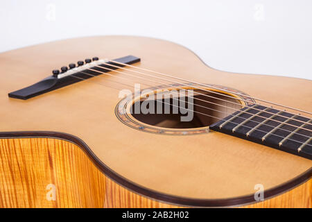 Holz Textur der unteren Fahrgastebene von sechs Saiten Akustikgitarre auf weißem Hintergrund. Gitarre Form Stockfoto