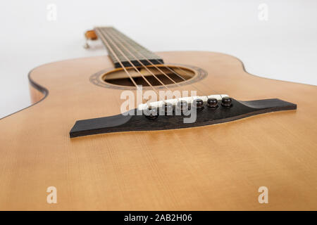 Holz Textur der unteren Fahrgastebene von sechs Saiten Akustikgitarre auf weißem Hintergrund. Gitarre Form Stockfoto