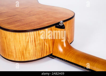 Holz Textur der unteren Fahrgastebene von sechs Saiten Akustikgitarre auf weißem Hintergrund. Gitarre Form Stockfoto