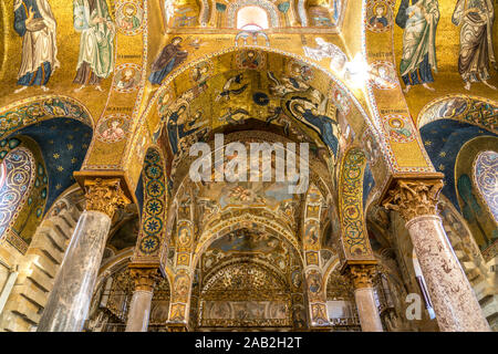 Deckenmosaike im innernraum der Kirche Santa Maria dell'Ammiraglio, Palermo, Sizilien, Italien, Europa | Decke Mosaiken, Kirche Santa Maria dell'Am Stockfoto