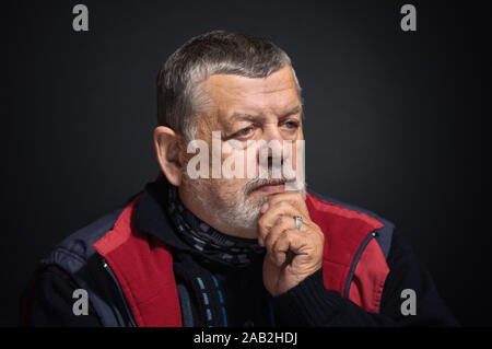 Schönes Portrait der Kaukasischen bärtigen älteren Mann über Probleme im Leben in der Finsternis denken Stockfoto